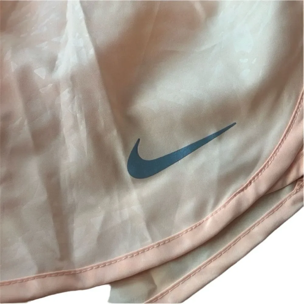 Nike NWT Tempo Modern Embossed 3.5